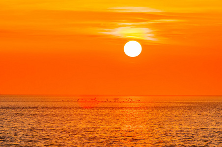 夕阳在海上与多个颜色棱镜