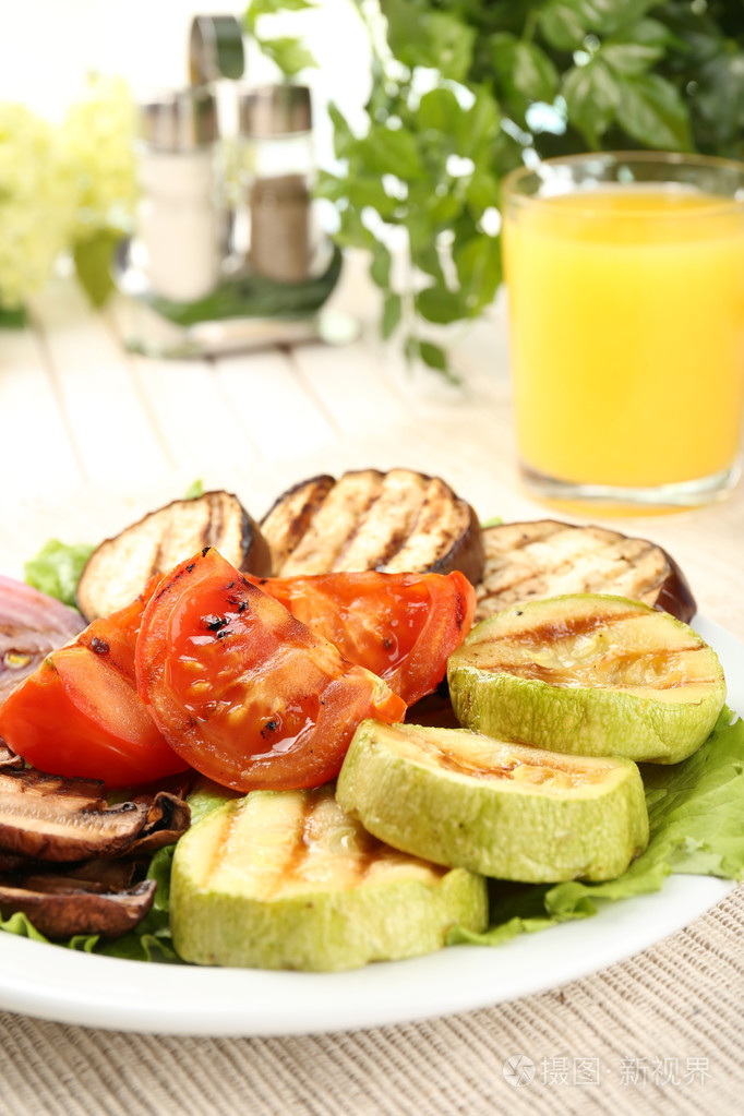 美味烤的蔬菜在盘子上表特写