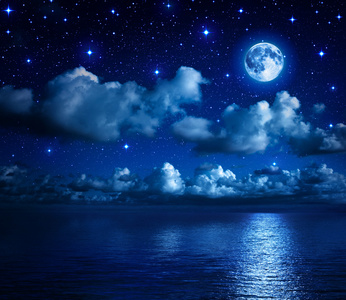 熄灭的蜡烛月亮和云夜对海平静的海面和清楚的天空梦想人行道和落下的