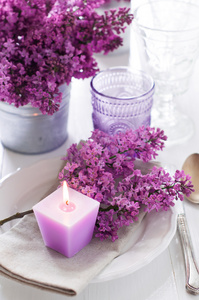 表设置与淡紫色的花