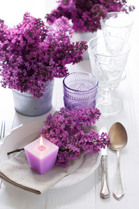 表设置与淡紫色的花
