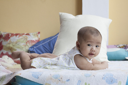 婴儿的脸躺在床上使用新出生的和健康的主题上