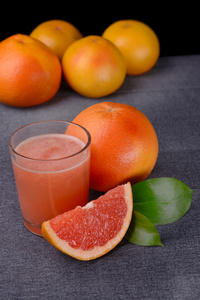熟透的葡萄柚汁对表特写