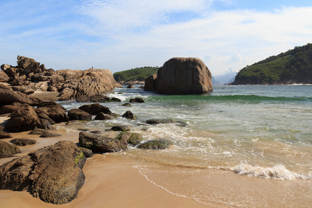 在里约热内卢海滩 piratininga niteroi 的石头