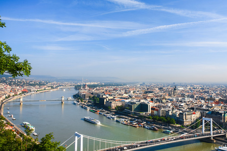 布达佩斯和多瑙河流域的视图