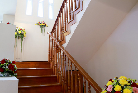 室内木制楼梯与花的新房子
