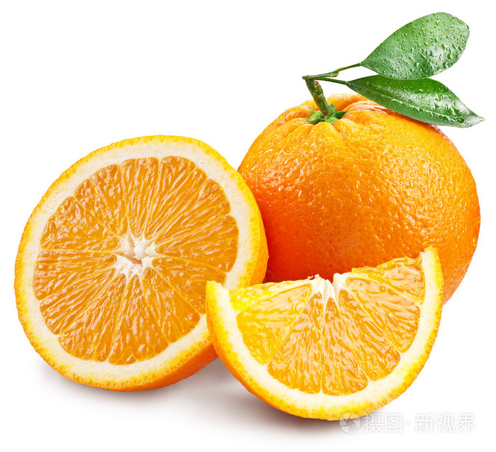 橙子切片与孤立在白色背景上的叶子
