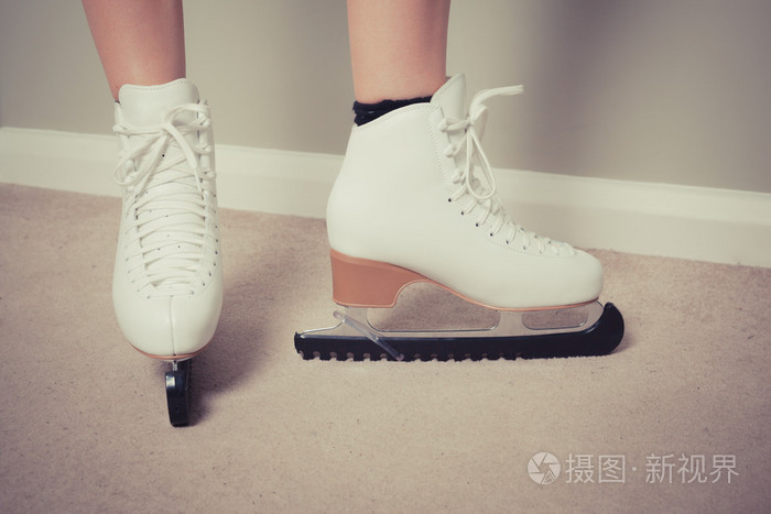 冰刀在家里的女人