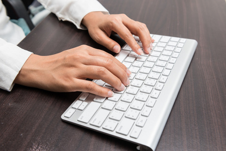 女人的手在电脑键盘上打字