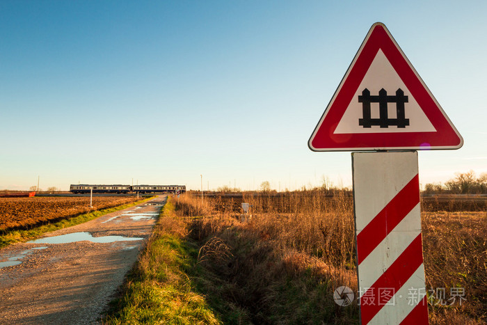 列车通过铁路交叉路口