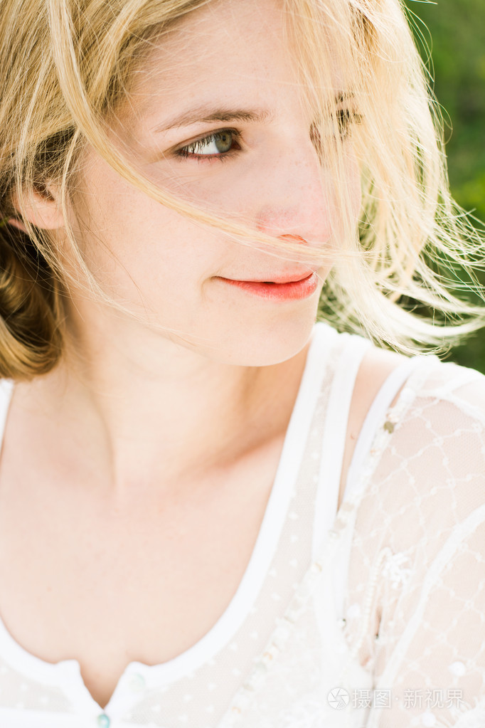 一个美丽的年轻白种女人,室外的肖像照片-正版商用图片1fijgh-摄图新