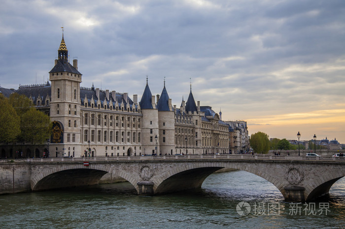 巴黎，法国。塞纳河，视图的城堡 koserzheri la 康西 滨水区和拿破仑的桥上