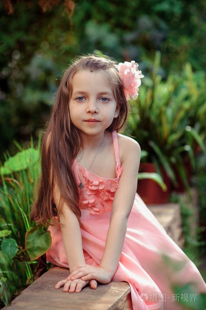 穿裙子的小女孩