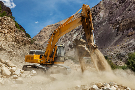 在喜马拉雅山公路建设