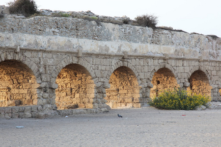 Israel, gamla antika romerska akvedukten i ceasarea以色列，在 ceasare