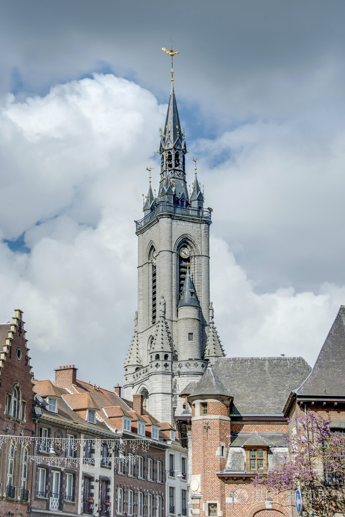 钟楼(法语: beffroi) 的比利时图尔奈