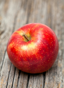 在木桌上的红苹果