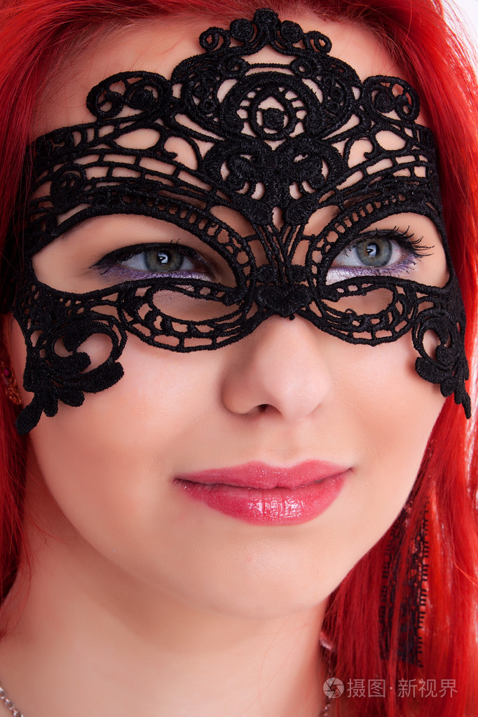 戴着面具的年轻丰满红头发女人