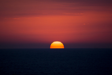 红太阳圆盘。海上日落
