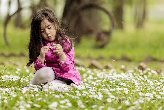 可爱的小女孩,在春季场