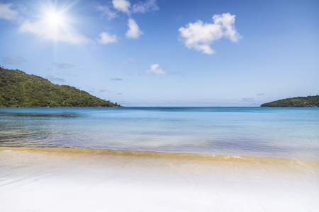 阳光明媚的白色沙滩。saychelles 群岛