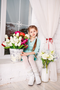 可爱的孩子的小姑娘与春天的花朵，开心宝贝女孩与花篮