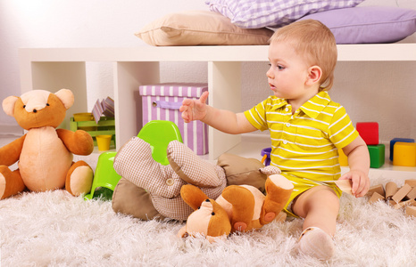 se kleine Junge mit Holz Spielzeug Blcke im Zimmer