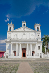 在萨尔瓦多的主要广场教堂，suchitoto 镇