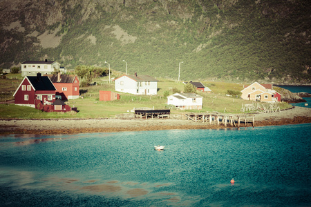 典型的挪威渔村与传统红色挪威木屋就小屋