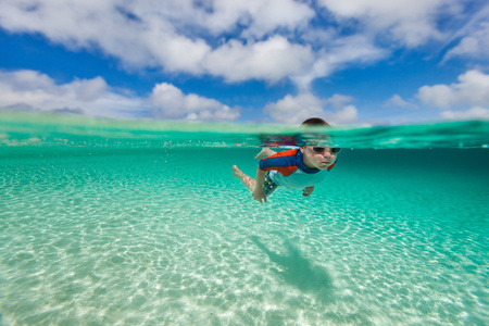 水下游泳的男孩
