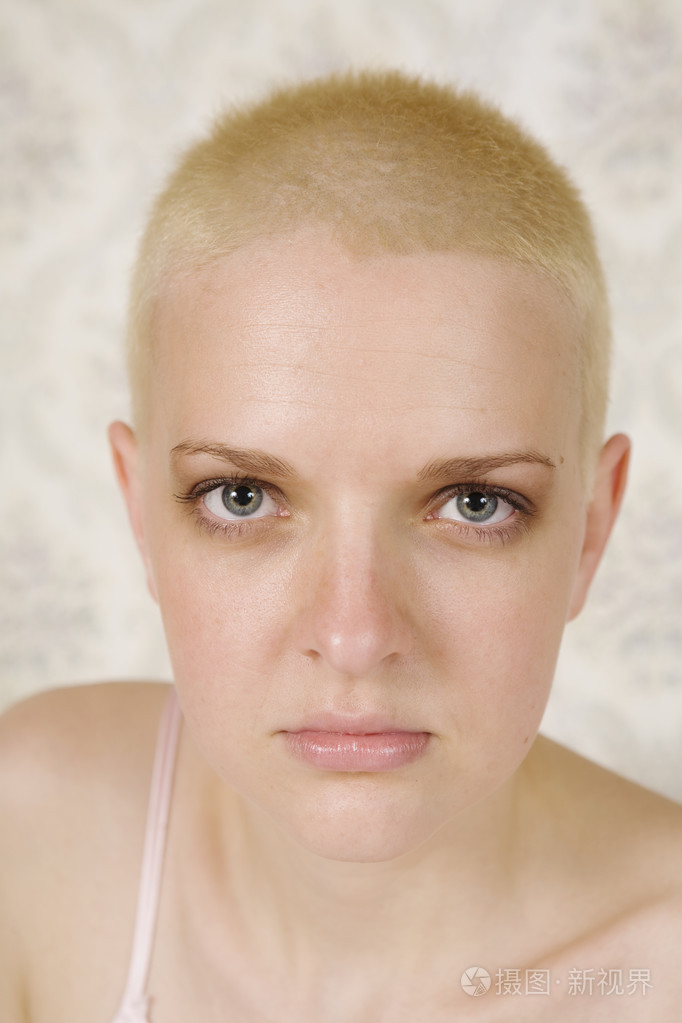 秃顶的金发女人