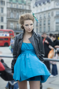 attrractive 女人的构成前置摄像头的蓝色礼服