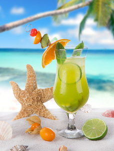 在海滩上的新鲜的夏季水果鸡尾酒
