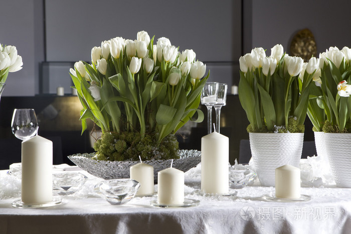 餐桌上的白色郁金香