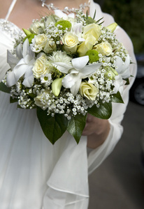 新娘紧握着美丽的花束