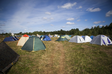 帐篷在草地上