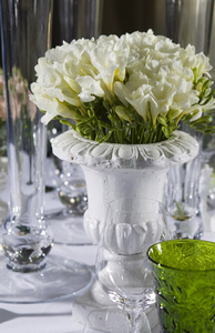 束白色的花，插在花瓶里的玻璃