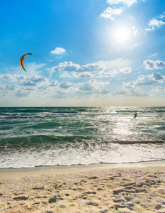 风筝冲浪。kitesurfer 在日落时分破浪前进