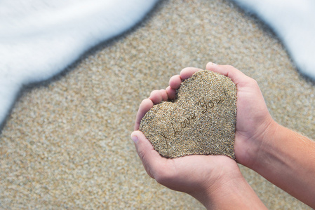 手握沙子唯美图片