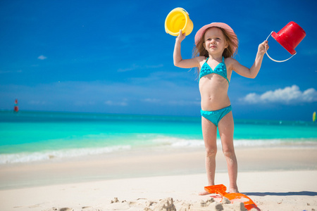可爱的小女孩，在一个完美的热带海滩上玩乐