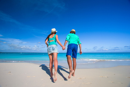 年轻的情侣在加勒比海滩玩得开心