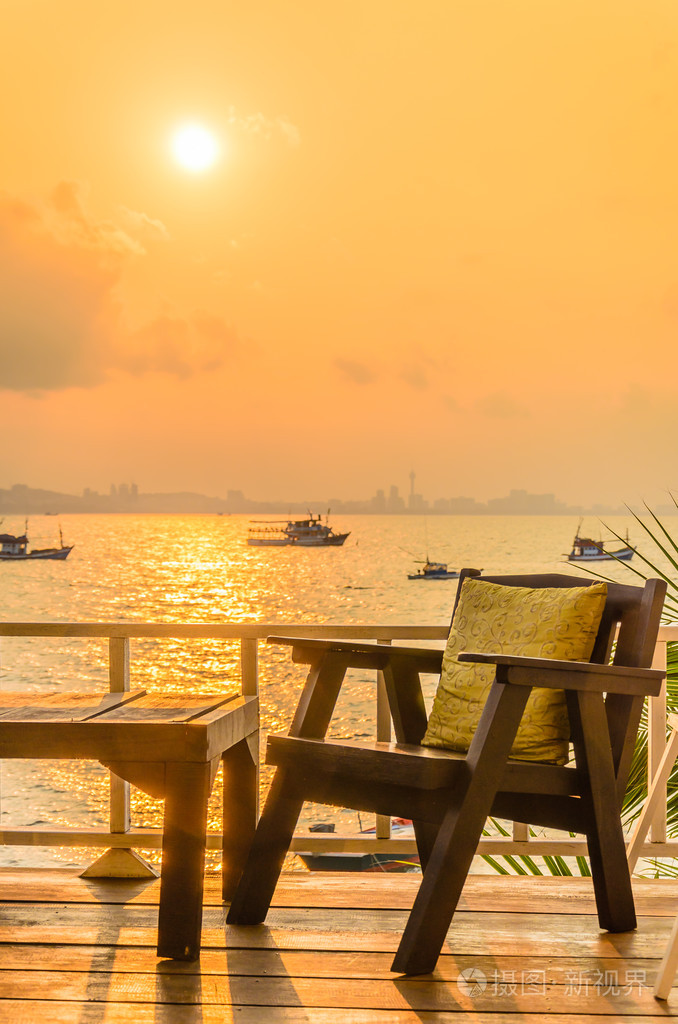 在海滩上的木椅日落