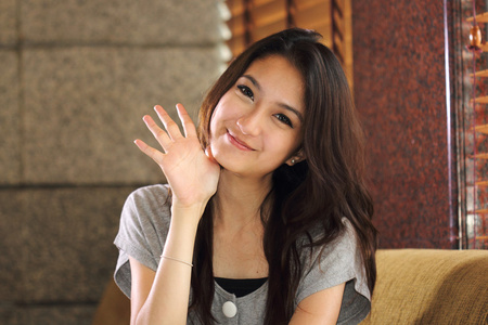 肖像微笑的亚裔女子