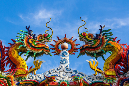 对中国风格的屋顶装饰彩龙