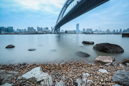 上海黄浦江的卢浦大桥