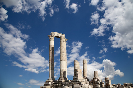 海格力斯神殿，罗马的科林斯式石柱，在城堡山上，安曼，约旦
