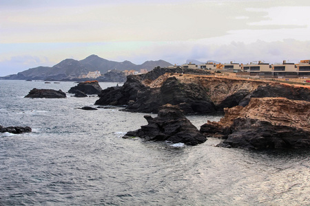 沿海风景与蓝色的大海和美丽的悬崖