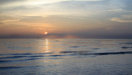 落日的天空和大海