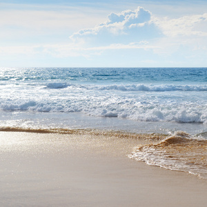 海景，砂的沙滩和蓝天