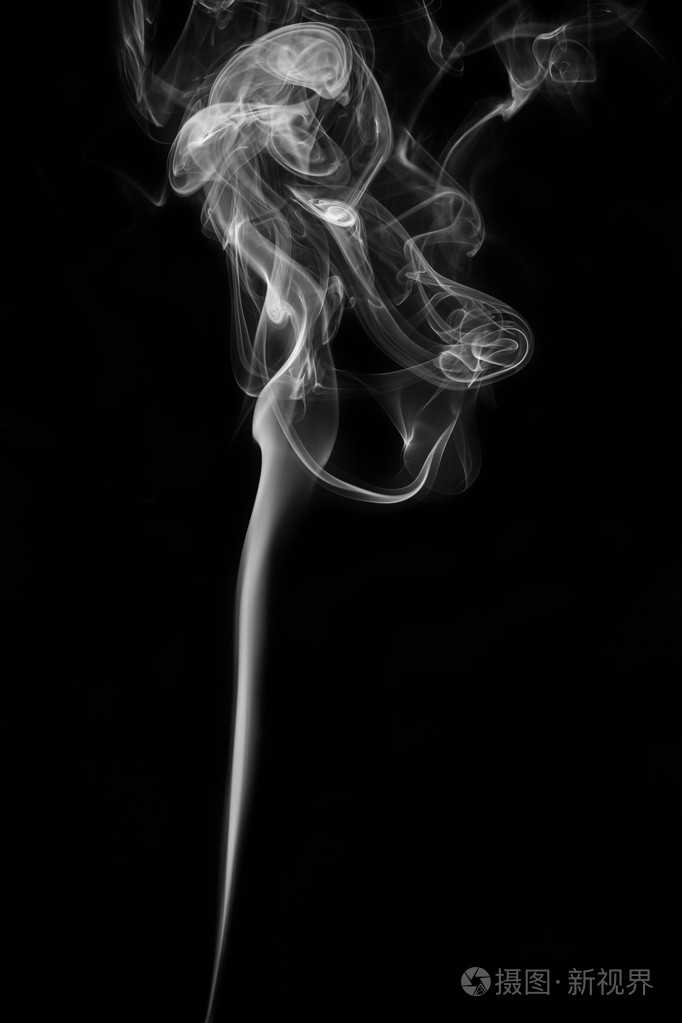孤立在黑色背景上的白烟
